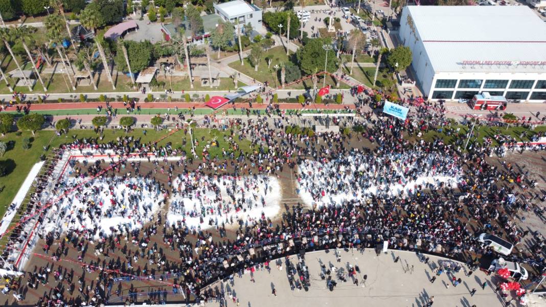 Mersin Sahiline Kamyonlarla Taşıdılar. Birkaç Saat Demeyip Şenlik Düzenlediler 6